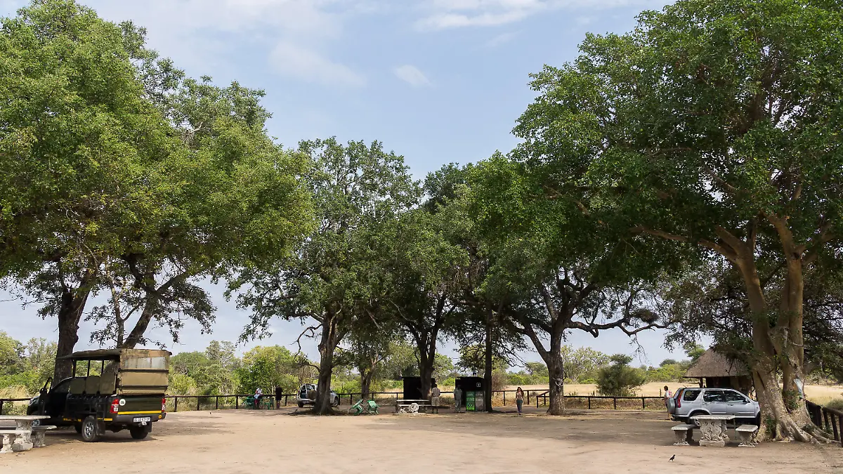 ARCHIV - 16.04.2015, Südafrika, ---: Besucher des Krüger-Nationalparks stehen auf einem Rastplatz. (Illustration zu dpa "Gescheiterter Entführungsversuch am Krüger-Nationalpark") Foto: Philipp Laage/dpa-tmn/dpa +++ dpa-Bildfunk +++