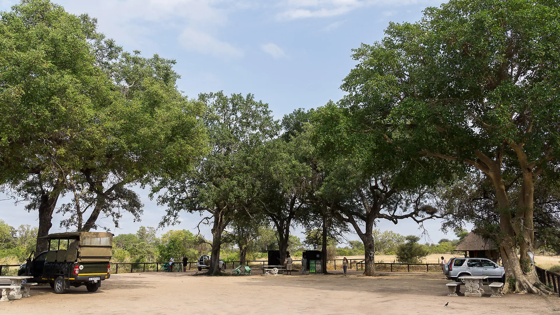 ARCHIV - 16.04.2015, Südafrika, ---: Besucher des Krüger-Nationalparks stehen auf einem Rastplatz. (Illustration zu dpa "Gescheiterter Entführungsversuch am Krüger-Nationalpark") Foto: Philipp Laage/dpa-tmn/dpa +++ dpa-Bildfunk +++