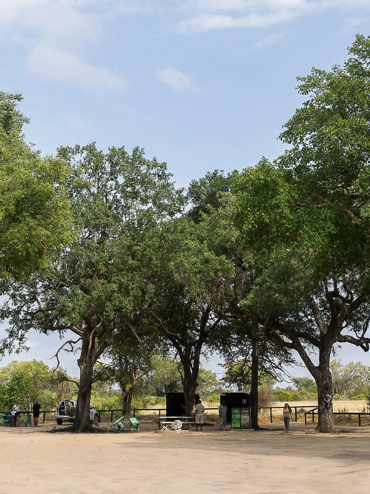 ARCHIV - 16.04.2015, Südafrika, ---: Besucher des Krüger-Nationalparks stehen auf einem Rastplatz. (Illustration zu dpa "Gescheiterter Entführungsversuch am Krüger-Nationalpark") Foto: Philipp Laage/dpa-tmn/dpa +++ dpa-Bildfunk +++
