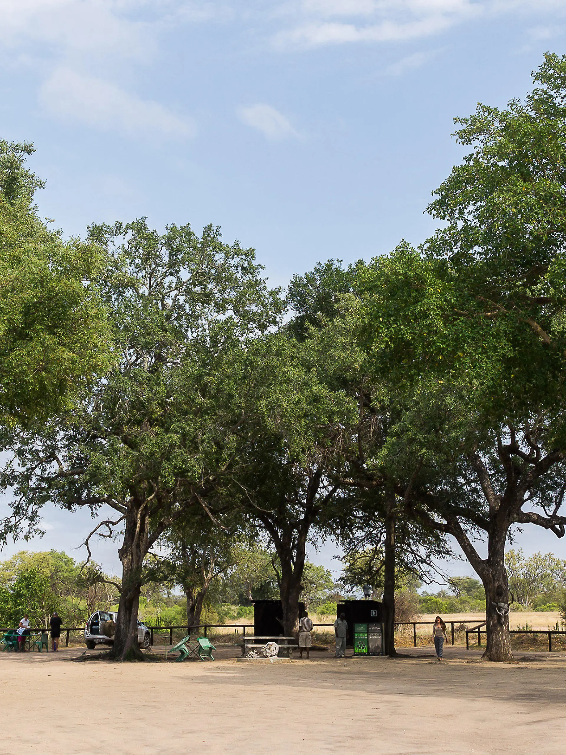 ARCHIV - 16.04.2015, Südafrika, ---: Besucher des Krüger-Nationalparks stehen auf einem Rastplatz. (Illustration zu dpa "Gescheiterter Entführungsversuch am Krüger-Nationalpark") Foto: Philipp Laage/dpa-tmn/dpa +++ dpa-Bildfunk +++