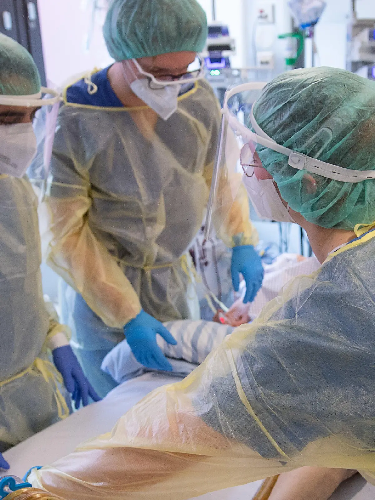 05.01.2022, Hessen, Offenbach am Main: Pfleger und Pflegerinnen sowie eine Ärztin kümmern sich auf der Intensivstation für Corona-Patienten am Sana Klinikum Offenbach um einen Patienten. Auf der Corona-Intensivstation sind momentan alle Betten bis auf zwei belegt. Die Coronainfektionszahlen im Rhein-Main-Gebiet steigen jedoch wieder an. Foto: Sebastian Gollnow/dpa +++ dpa-Bildfunk +++