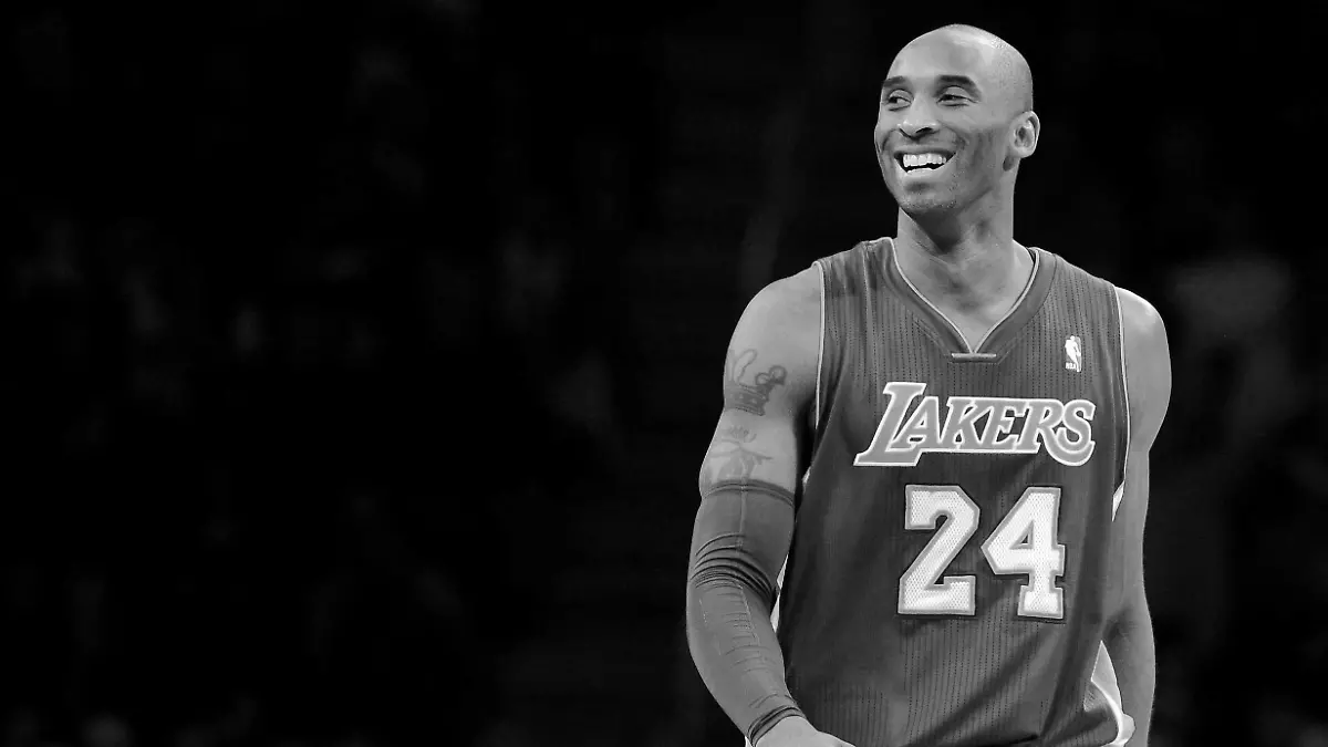 epa03570040 Los Angeles Lakers shooting guard Kobe Bryant walks up court during a break against the Brooklyn Nets at the Barclays Center in Brooklyn, New York, USA, 05 February 2013. EPA/ANDREW GOMBERT CORBIS OUT  +++(c) dpa - Bildfunk+++