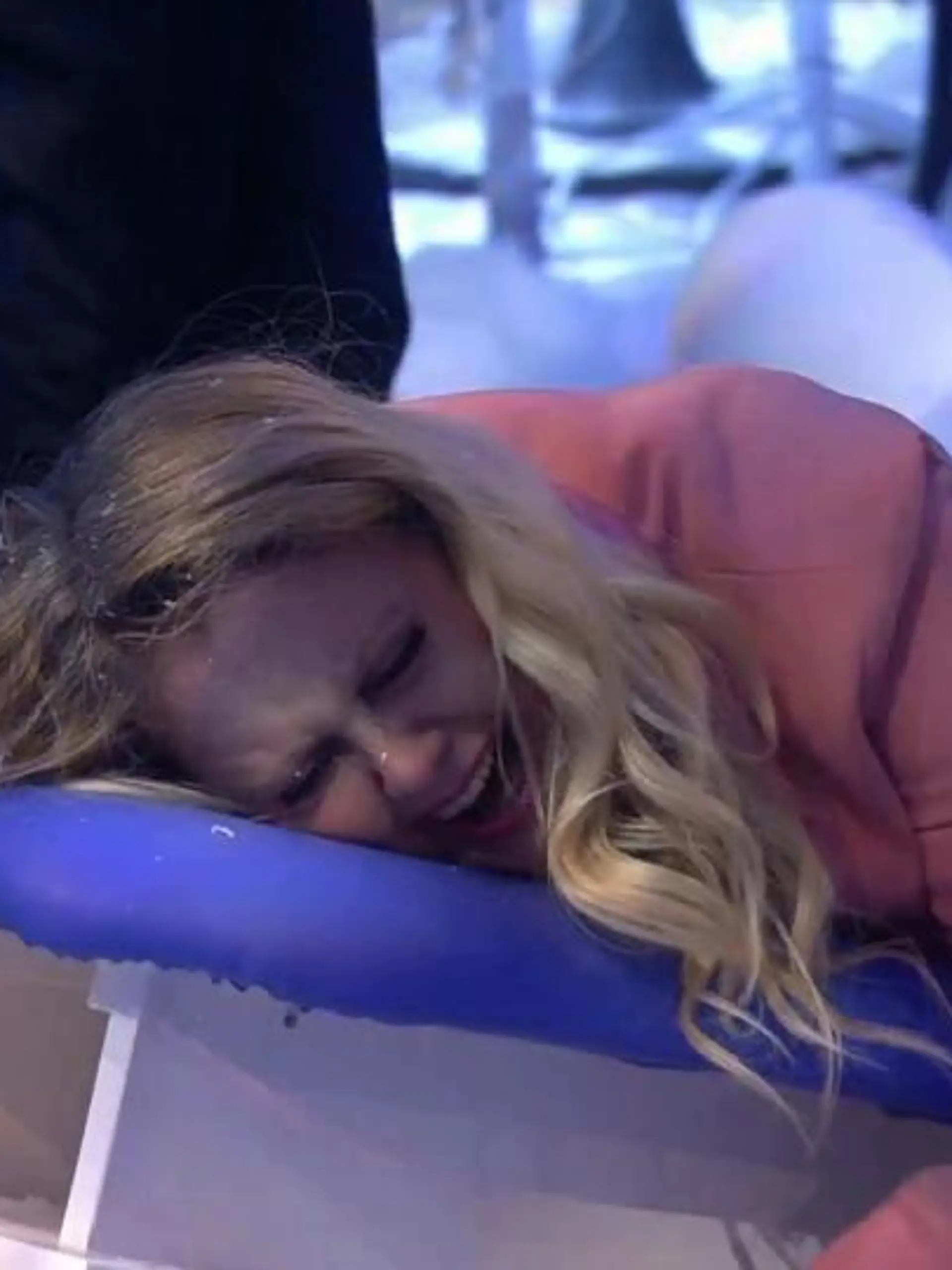 Barbara Schöneberger bricht in der Liveshow in Tränen aus.