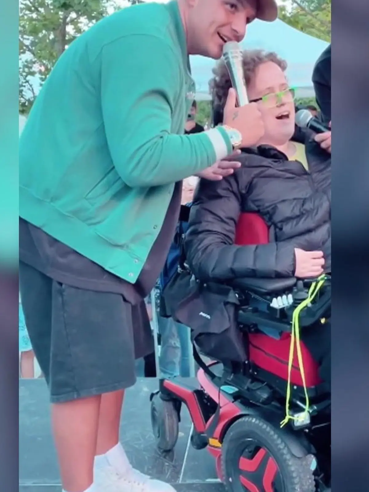 Ein bewegender Moment für Sänger Pietro Lombardi. Gemeinsam mit einem Fan im Rollstuhl singt er seinen Song 'Vorbei'. Ein Video davon postet er auf Instagram - mit einer wichtigen Message.