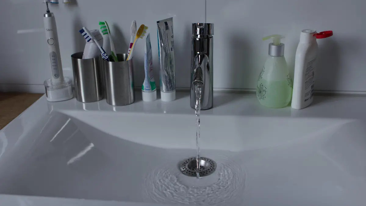 Mit einem Luftsprudler läuft weniger Wasser durch den Hahn