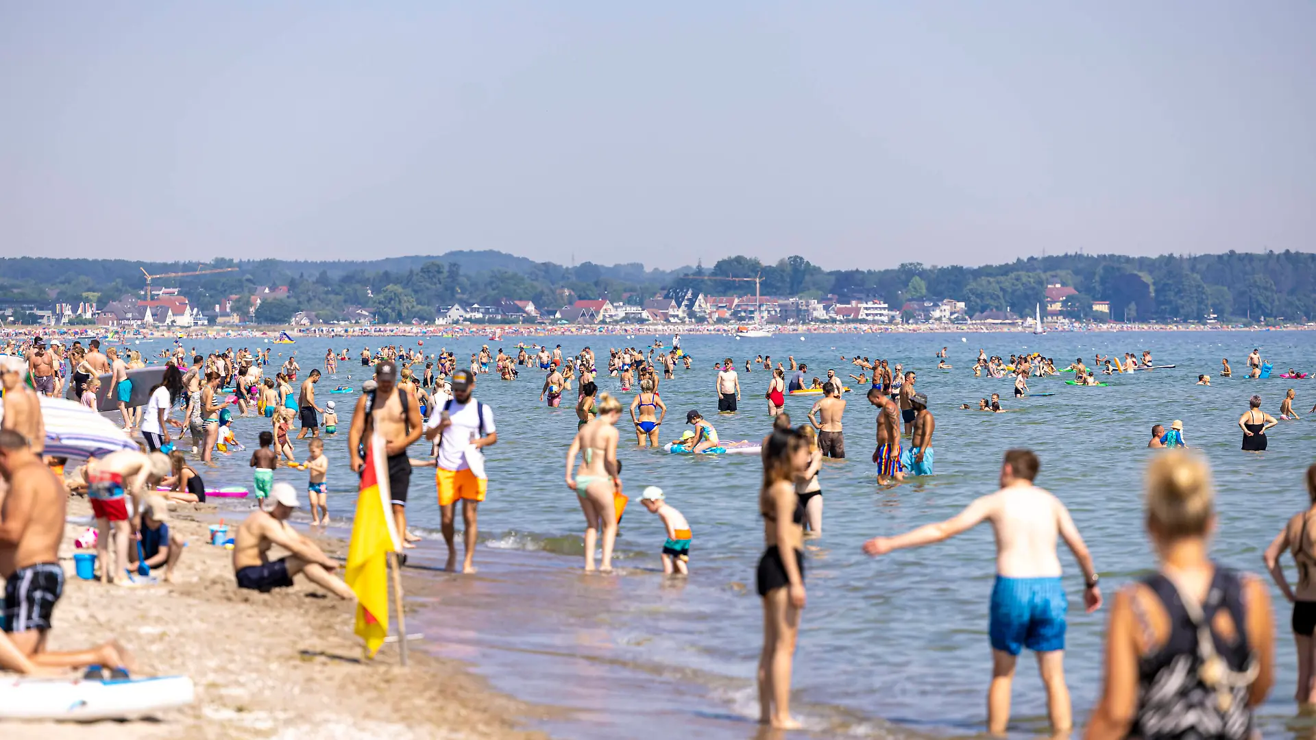  Der Scharbeutzer Strand. Hitze in der Lübecker Bucht, 20.07.22 Schleswig-Holstein Germany *** The Scharbeutzer Strand heat in the Lübeck Bay, 20 07 22 Schleswig Holstein Germany Copyright: xAgentur54Gradx/xFelixxKoenigx