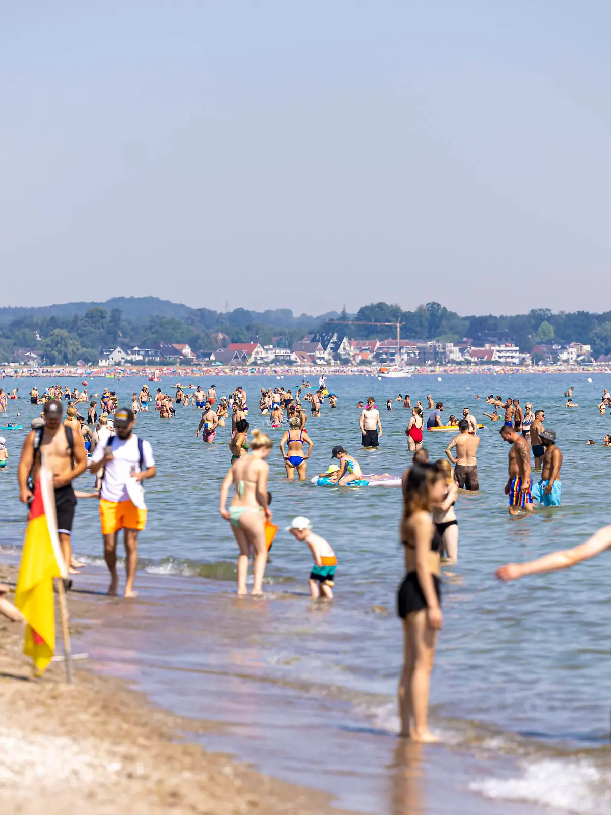  Der Scharbeutzer Strand. Hitze in der Lübecker Bucht, 20.07.22 Schleswig-Holstein Germany *** The Scharbeutzer Strand heat in the Lübeck Bay, 20 07 22 Schleswig Holstein Germany Copyright: xAgentur54Gradx/xFelixxKoenigx
