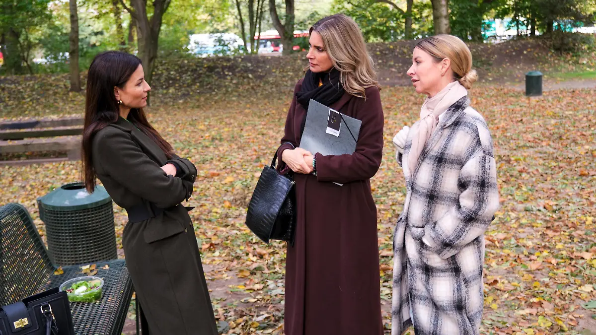 Eva (Claudelle Deckert, M.) erweist sich als wahre Freundin, als sie die Ricarda Schätzkes (Anna Lena Class, l.) Schikane gegen Ute (Isabell Hertel) auf eigene Kosten ausbremst.
Die Verwendung des sendungsbezogenen Materials ist nur mit dem Hinweis und Verlinkung auf RTL+ gestattet.