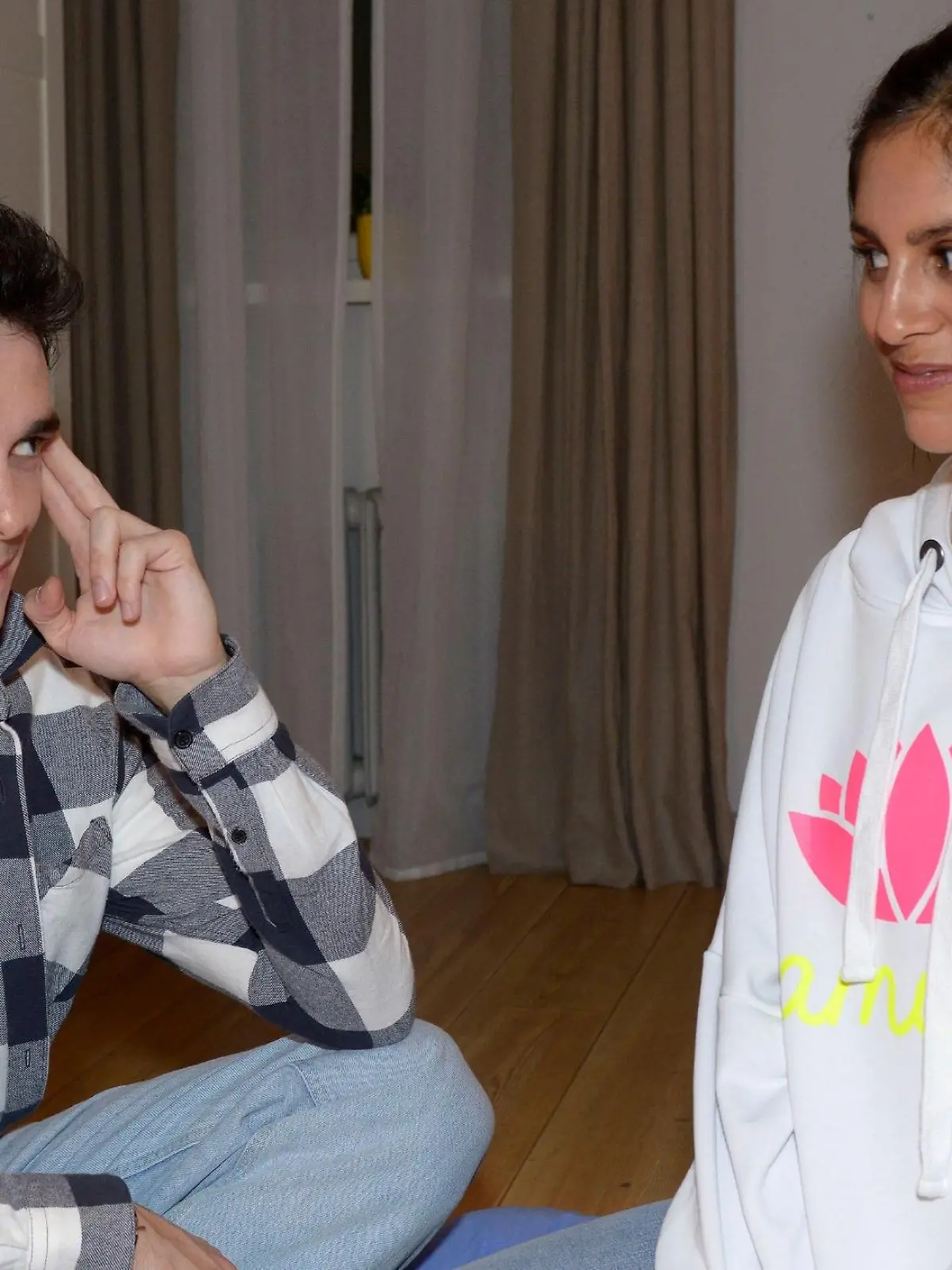Luis (Marc Weinmann) und Miriam (Sara Fuchs) haben ihre Missverständnisse ausgeräumt und planen die Zukunft.

Die Verwendung des sendungsbezogenen Materials ist nur mit dem Hinweis und Verlinkung auf RTL+ gestattet.
