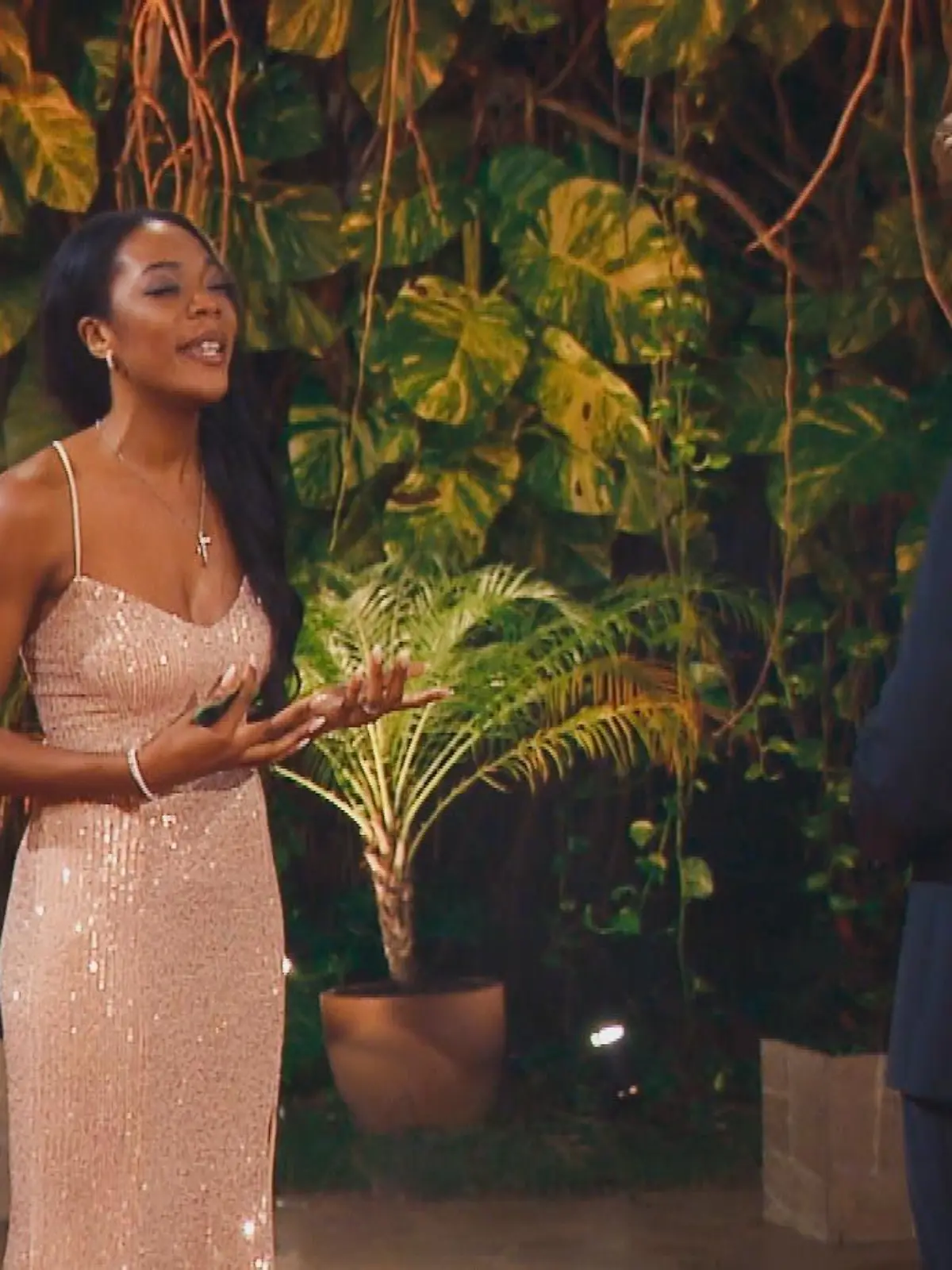 Boubette Landu hat sich etwas besonders mutiges für den Bachelor überlegt: Sie singt ihm ein Ständchen!