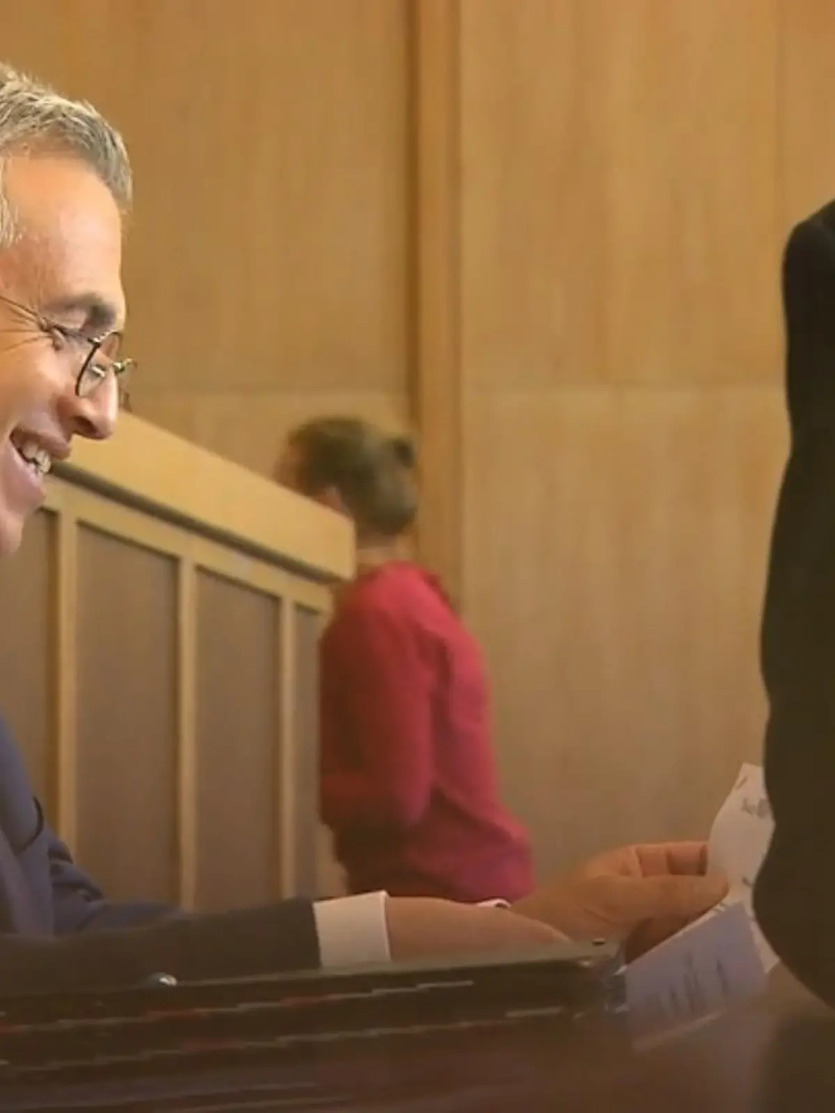 Das Abwahlverfahren rund um Frankfurts Oberbürgermeister Peter Feldmann (SPD) geht in die nächste Runde. Stimmberechtigte für den Bürgerentscheid über die Abwahl von Frankfurts umstrittenen Oberbürgermeister Peter Feldmann (SPD) bekommen ihre Unterlagen ab kommender Woche zugeschickt.