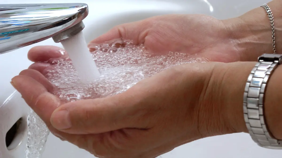 Hände unter einem aus einem Wasserhahn sprudelnden Wasserstrahl, aufgenommen am 27.06.2007 in Berlin (Illustrationsfot zum Thema Wasserverbracuh). Angesichts des sinkenden Wasserverbrauchs in Deutschland ist in den kommenden Jahren kaum mit sinkenden Preisen für Wasser und Abwasser zu rechnen. Durch die Verbesserung von Anlagen und Technik könnte die Preisspirale aber zumindest gedämpft werden, wurde auf der Bundestagung der Deutschen Vereinigung für, Wasserwirtschaft, Abwasser und Abfall am 21.06.2007 in  gera mitgeteilt. Foto: Hans Wiedl +++(c) dpa - Report+++