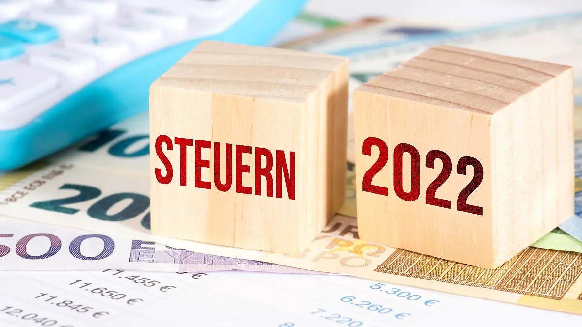 Euro Geldscheine, Taschenrechner und Steuern im Jahr 2022