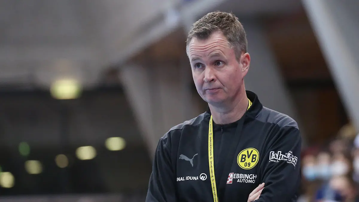 02.12.2021, Deutschland, Ludwigsburg, Handball Bundesliga Frauen, SG BBM Bietigheim vs. Borussia Dortmund, BVB Trainer Andre Fuhr enttäuscht *** 02 12 2021, Germany, Ludwigsburg, Handball Bundesliga women, SG BBM Bietigheim vs Borussia Dortmund, BVB coach Andre Fuhr disappointed