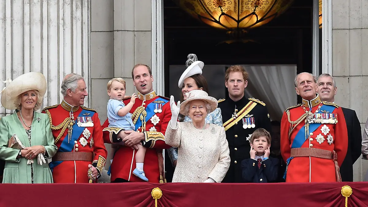 ARCHIV - 13.06.2015, Großbritannien, London: Die britische Königin Elizabeth II. (Mitte) und weitere Mitglieder der königlichen Familie (l-r): Camilla, Herzogin von Cornwall, Prinz Charles, Prinz George, Prinz William, Catherine, Herzogin von Cambridge, Prinz Harry und Prinz Philip, Herzog von Edinburgh stehen nach der alljährlichen «Trooping the Colour»-Militärparade auf dem Balkon des Buckingham Palastes. Königin Elizabeth II. ist tot. Foto: Facundo Arrizabalaga/EPA/dpa +++ dpa-Bildfunk +++