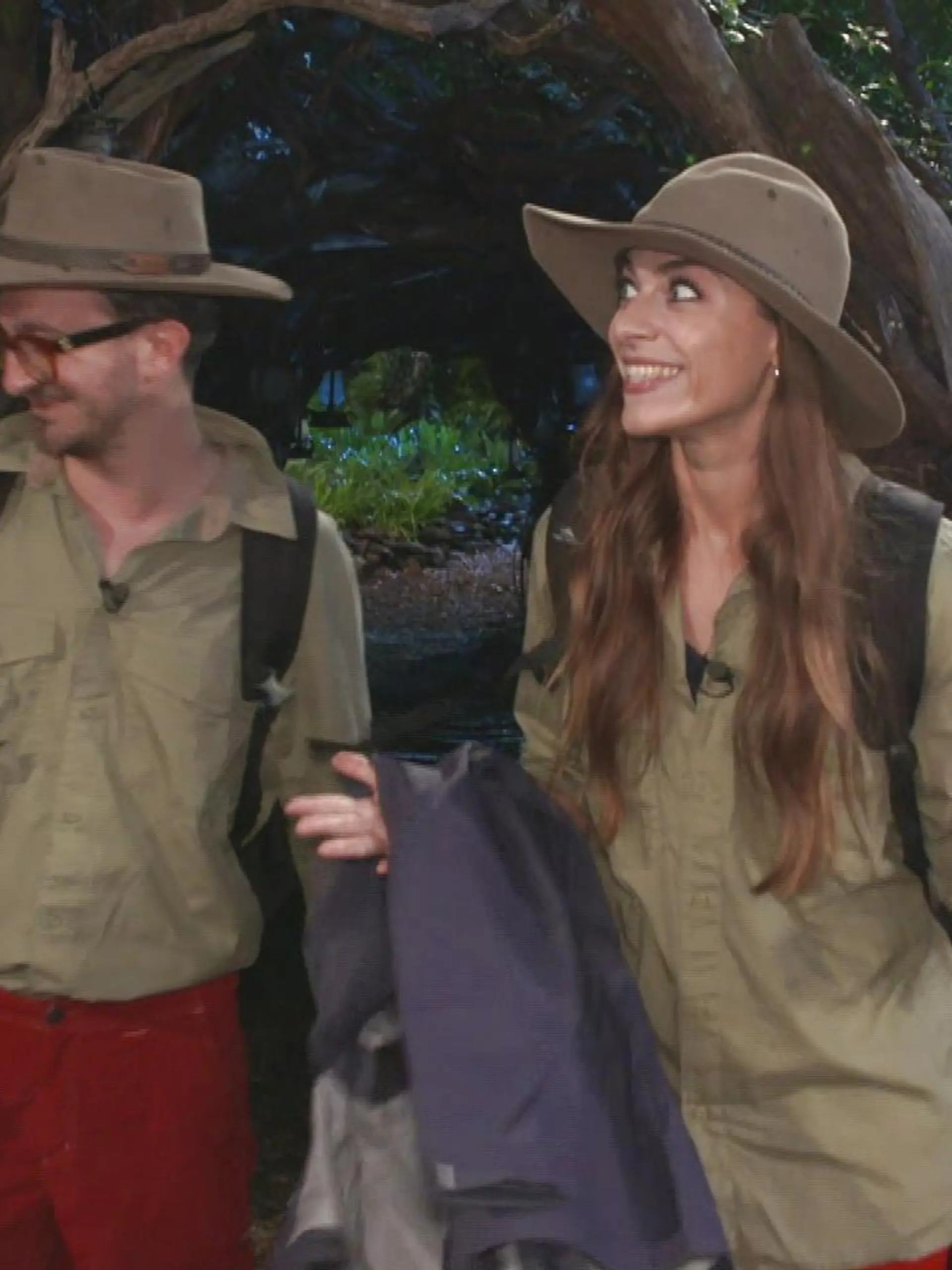 Die RTL-Reporter Matthäus Ruffa und Fiona Wagner im Dschungelcamp 2022