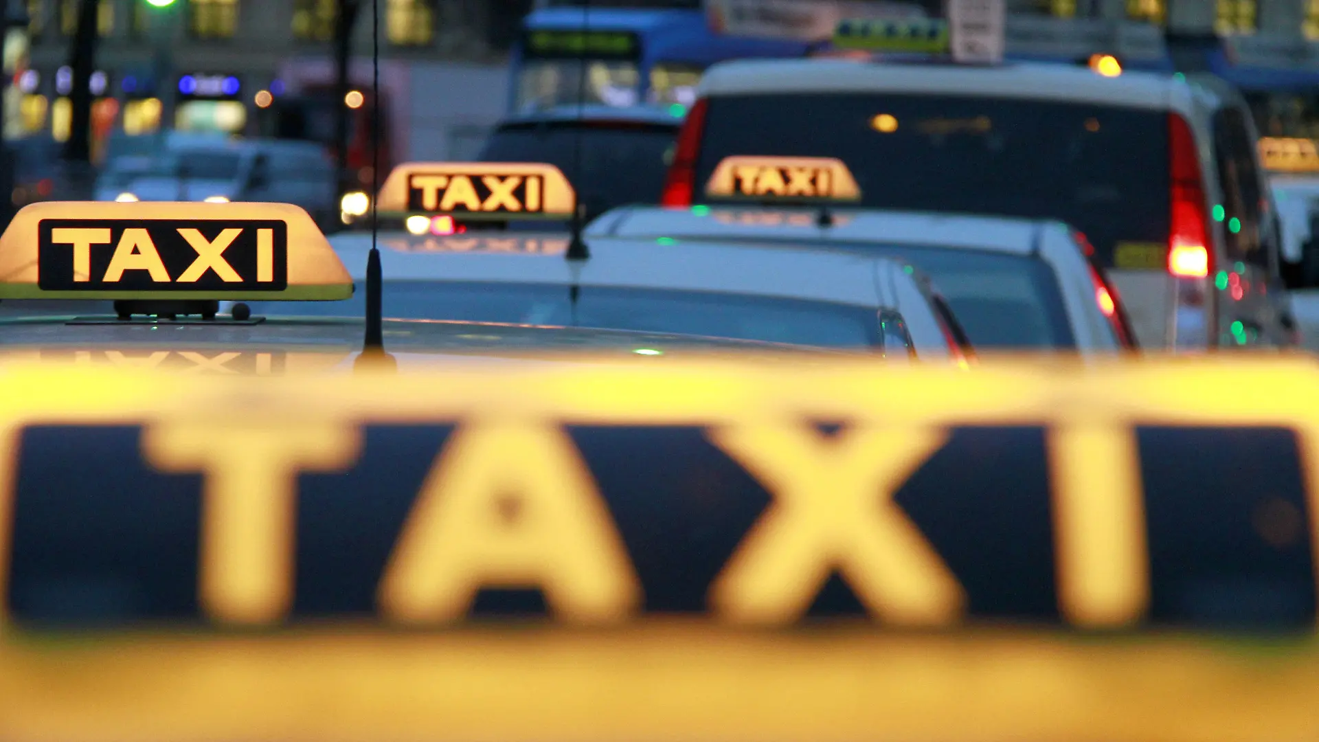 ARCHIV - Mehrere Taxis stehen am Taxistand am 10.02.2014 in München (Bayern). Taxifahren in Nordrhein-Westfalen soll im nächsten Jahr teurer werden. Wegen der Einführung des Mindestlohns von 8,50 Euro in der Stunde zum 1. Januar 2015 haben zahlreiche Taxiverbände und Einzelunternehmen bei den Behörden eine Erhöhung der Fahrpreise beantragt. Foto: Rene Ruprecht/dpa (zu dpa "Viele Taxi-Unternehmen wollen Fahrpreise anheben" vom 01.11.2014) +++(c) dpa - Bildfunk+++