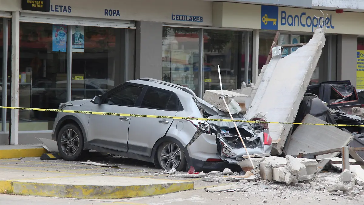 Vehicles damaged by the collapse of the facade of a department store during an earthquake are pictured in Manzanillo, Mexico September 19, 2022. REUTERS/Jesus Lozoya NO RESALES. NO ARCHIVES