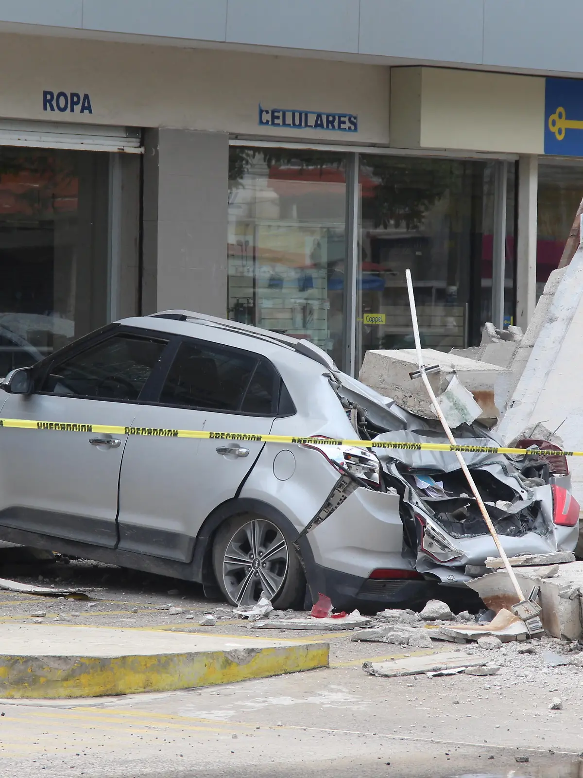 Vehicles damaged by the collapse of the facade of a department store during an earthquake are pictured in Manzanillo, Mexico September 19, 2022. REUTERS/Jesus Lozoya NO RESALES. NO ARCHIVES