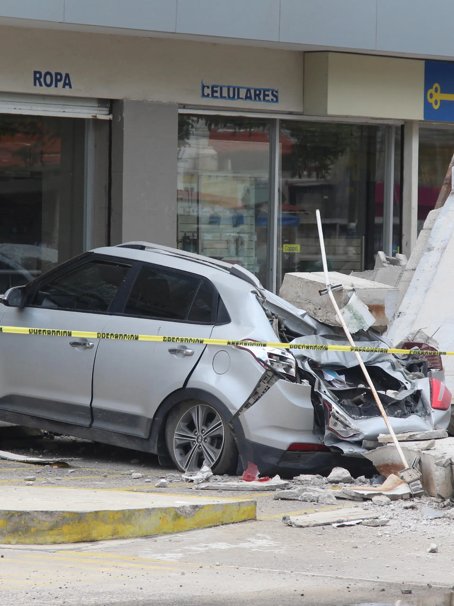 Vehicles damaged by the collapse of the facade of a department store during an earthquake are pictured in Manzanillo, Mexico September 19, 2022. REUTERS/Jesus Lozoya NO RESALES. NO ARCHIVES