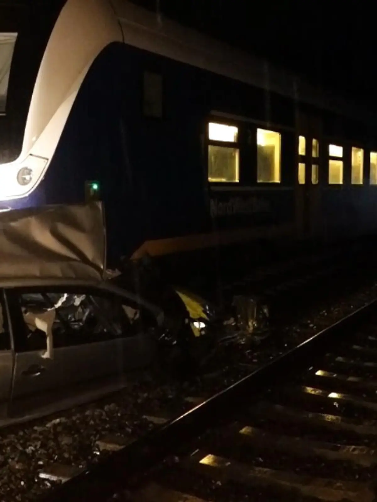 Das Auto auf den Schienen ist völlig zerstört. Fieberhaft suchen die Einsatzkräfte den Fahrer des Wagens - doch der scheint zunächst verschwunden zu sein.