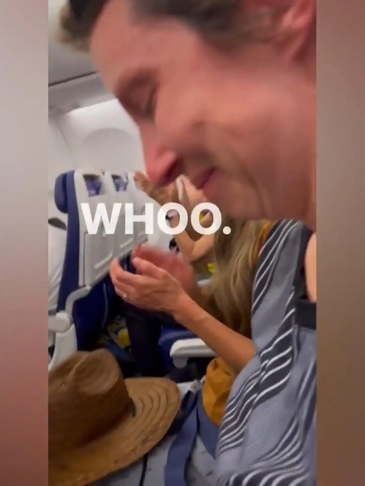 Es ist ein unglaublich emotionaler Moment, den Valeris Mutter hier erlebt. Sie ist mit ihrer Tochter auf einem Flug nach Hawaii, als der Pilot mit einem Mal eine Lautsprecherdurchsage macht - und ihr zu ihrem Sieg über den Brustkrebs gratuliert!