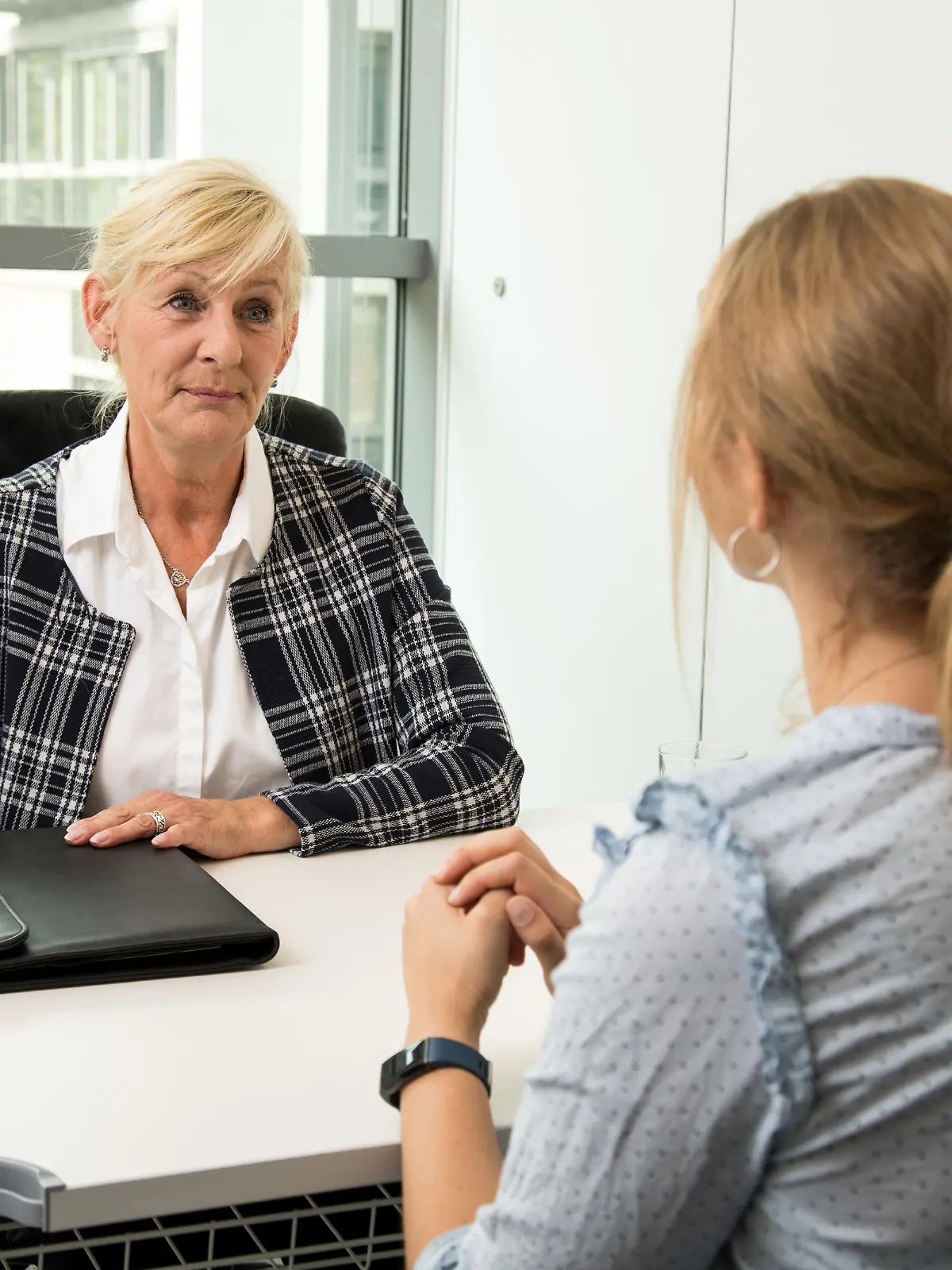 ILLUSTRATION - Eine Frau unterhaelt sich am 29.08.2019 in einem Buero in Hamburg mit ihrer Mitarbeiterin (gestellte Szene). Foto: Christin Klose || Modellfreigabe vorhanden