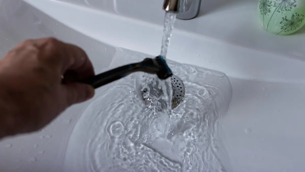 Den Rasierer muss Mann oder Frau nicht unter laufendem Wasser reinigen