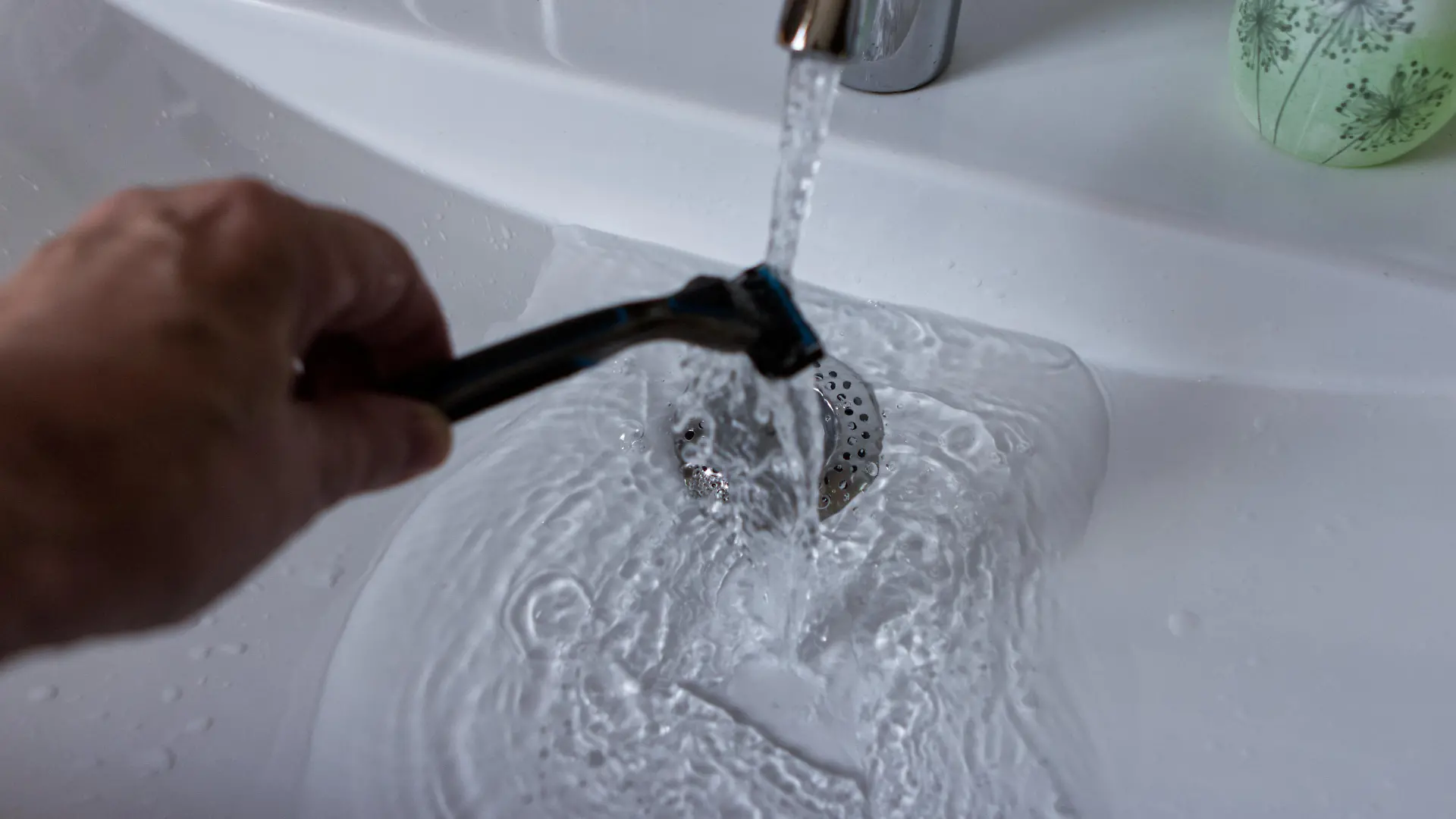 Den Rasierer muss Mann oder Frau nicht unter laufendem Wasser reinigen