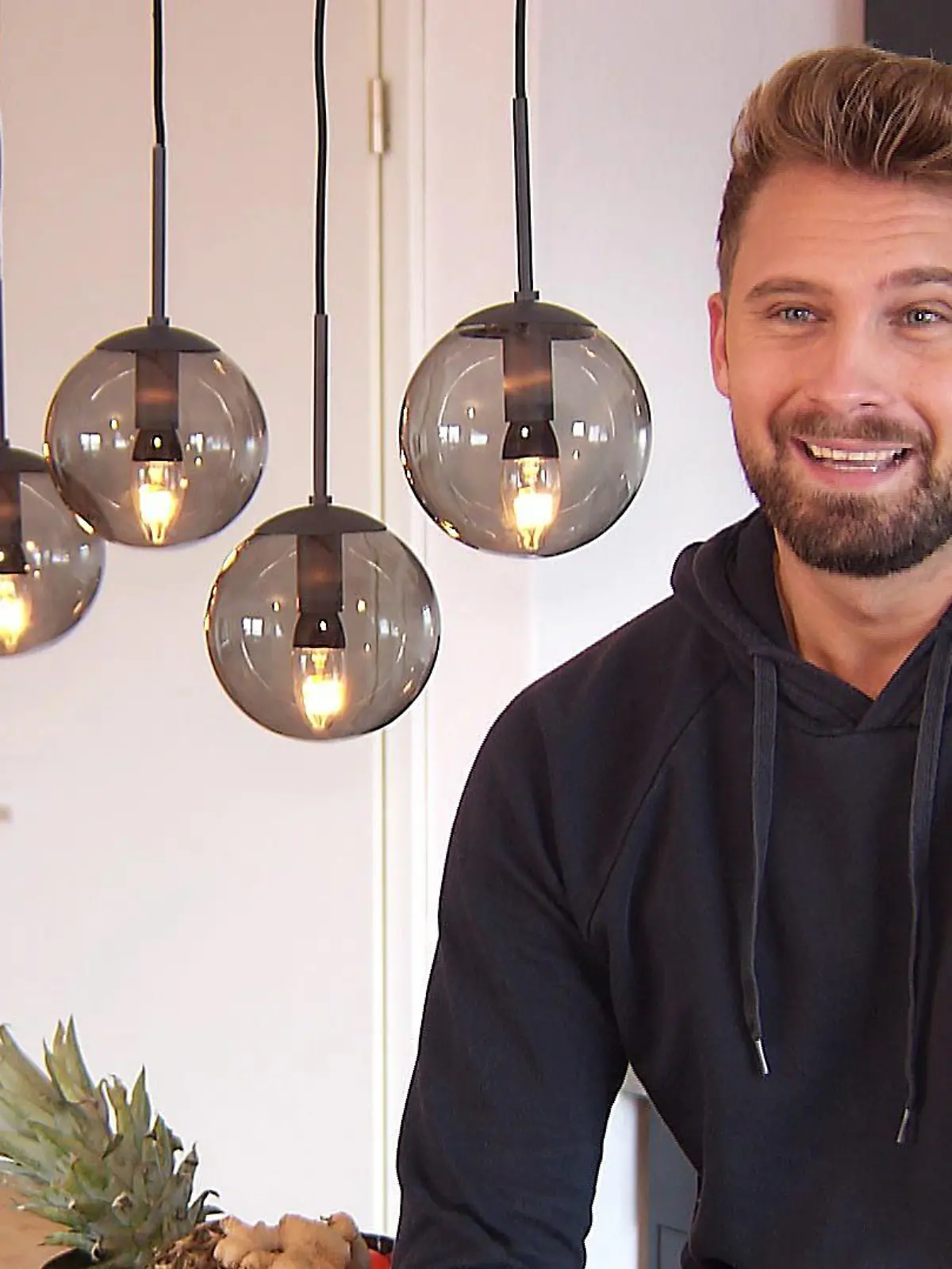 Dominik ist der neue "Bachelor" 2022 - wir haben ihn zuhause besucht und geschaut, wie er privat so tickt.