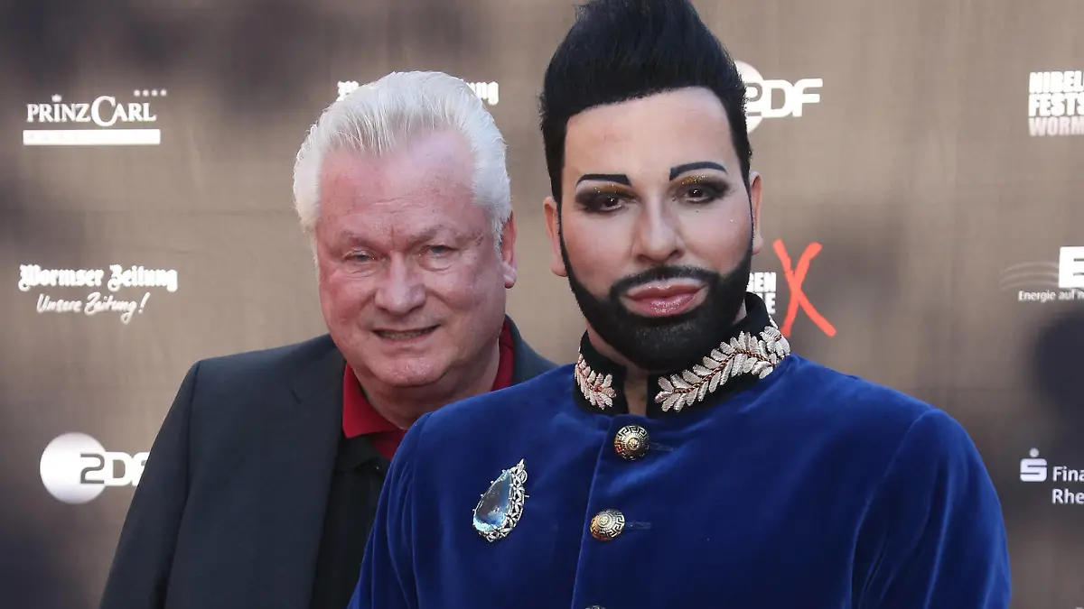 Nibelungen Festspiele 2015 Gemetzel von Albert Ostermaier Designer Harald Glööckler mit seinem Ehemann Dieter Schroth bei der Premiere der Nibelungen Festspiele Gemetzel vor dem Kaiserdom Worms am 31.07.2015. Worms Kaiserdom Rheinland-Pfalz *** Nibelungen Festival 2015 Carnage by Albert Ostermaier Designer Harald Glööckler with his husband Dieter Schroth at the premiere of the Nibelungen Festival Carnage in front of the Kaiserdom Worms on 31 07 2015 Worms Kaiserdom Rhineland Palatinate