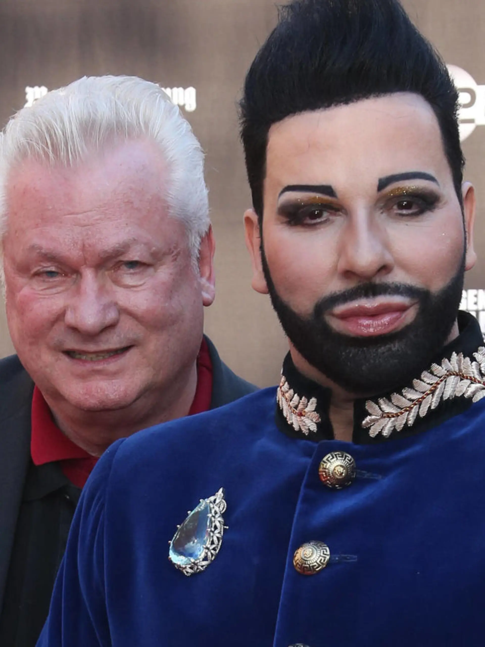  Nibelungen Festspiele 2015 Gemetzel von Albert Ostermaier Designer Harald Glööckler mit seinem Ehemann Dieter Schroth bei der Premiere der Nibelungen Festspiele Gemetzel vor dem Kaiserdom Worms am 31.07.2015. Worms Kaiserdom Rheinland-Pfalz *** Nibelungen Festival 2015 Carnage by Albert Ostermaier Designer Harald Glööckler with his husband Dieter Schroth at the premiere of the Nibelungen Festival Carnage in front of the Kaiserdom Worms on 31 07 2015 Worms Kaiserdom Rhineland Palatinate