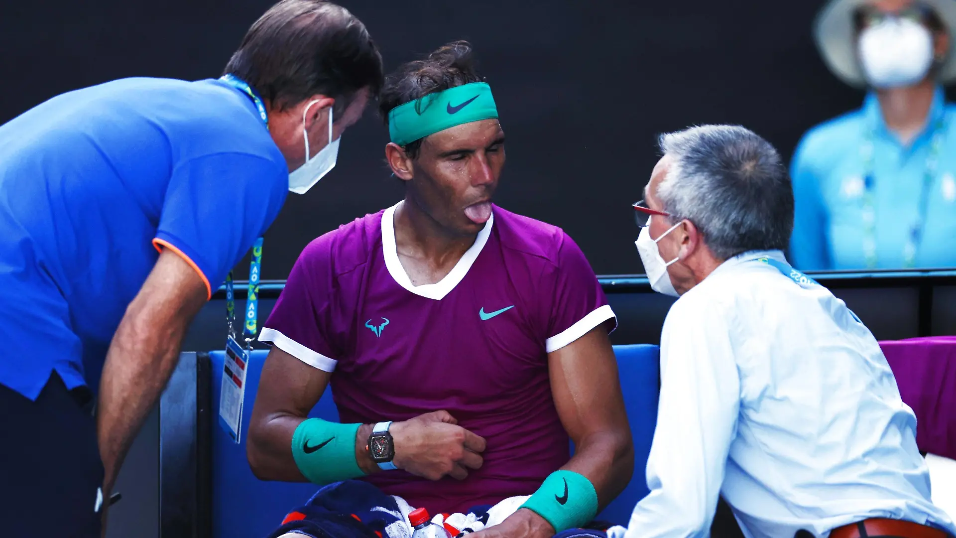 Mandatory Credit: Photo by Ella Ling/Shutterstock 12773750es Rafael Nadal takes a medical time-out and receives treatment during his quarter-final match Australian Open, Day Nine, Tennis, Melbourne Park, Melbourne, Australia - 25 Jan 2022 Australian Open, Day Nine, Tennis, Melbourne Park, Melbourne, Australia - 25 Jan 2022 PUBLICATIONxINxGERxSUIxAUTXHUNxGRExMLTxCYPxROMxBULxUAExKSAxONLY Copyright: xEllaxLing/Shutterstockx 12773750es