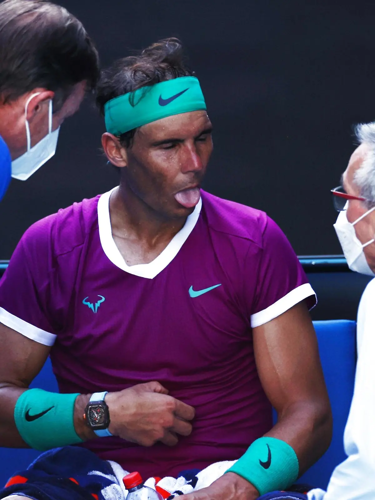  Mandatory Credit: Photo by Ella Ling/Shutterstock 12773750es Rafael Nadal takes a medical time-out and receives treatment during his quarter-final match Australian Open, Day Nine, Tennis, Melbourne Park, Melbourne, Australia - 25 Jan 2022 Australian Open, Day Nine, Tennis, Melbourne Park, Melbourne, Australia - 25 Jan 2022 PUBLICATIONxINxGERxSUIxAUTXHUNxGRExMLTxCYPxROMxBULxUAExKSAxONLY Copyright: xEllaxLing/Shutterstockx 12773750es