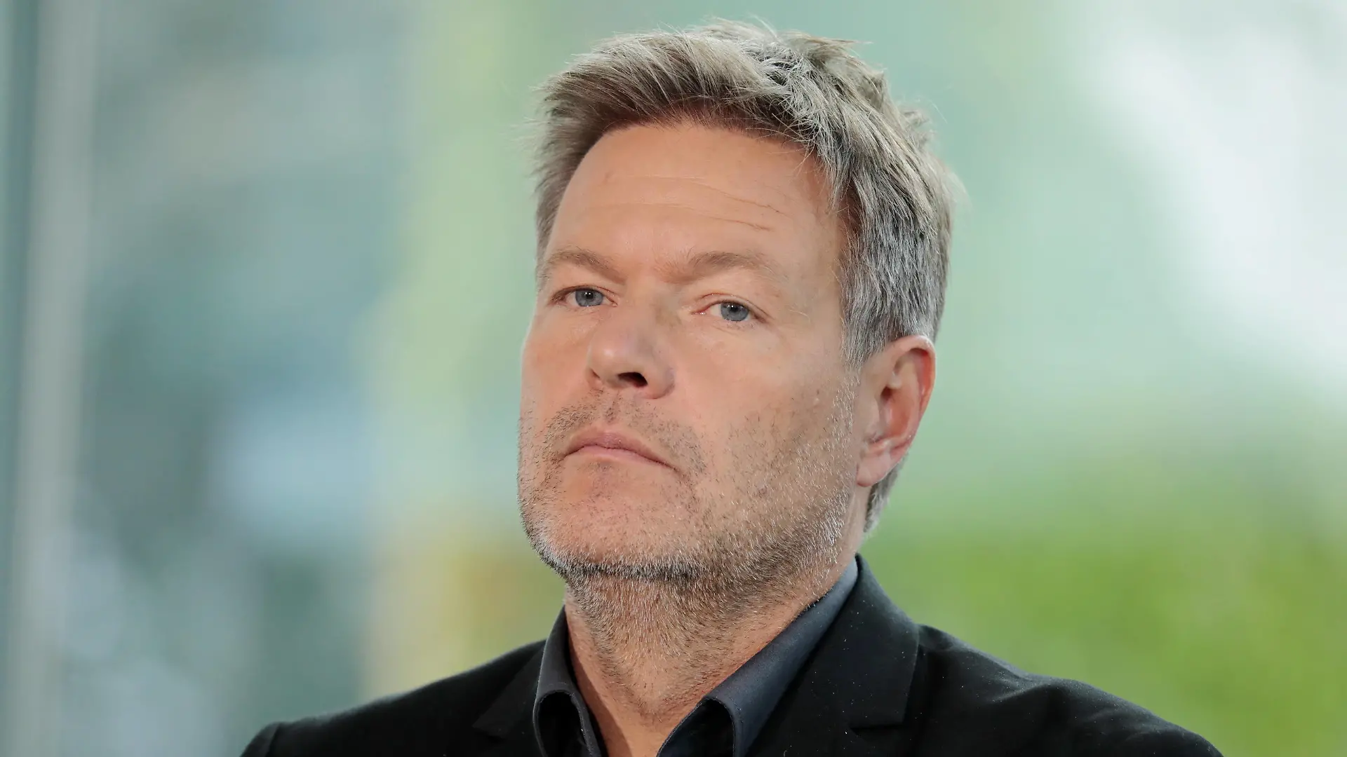  Robert Habeck, Bundesminister für Wirtschaft und Energie, Deutschland, Berlin, Bundeskanzleramt, Presseunterrichtung des BK, BM Habeck und MP Woidke zum Maßnahmenpaket für die ostdeutschen Raffineriestandorte und Häfen *** Robert Habeck, Federal Minister for Economic Affairs and Energy, Germany, Berlin, Federal Chancellery, Press briefing by BK, BM Habeck and MP Woidke on the package of measures for the eastern German refinery sites and ports.