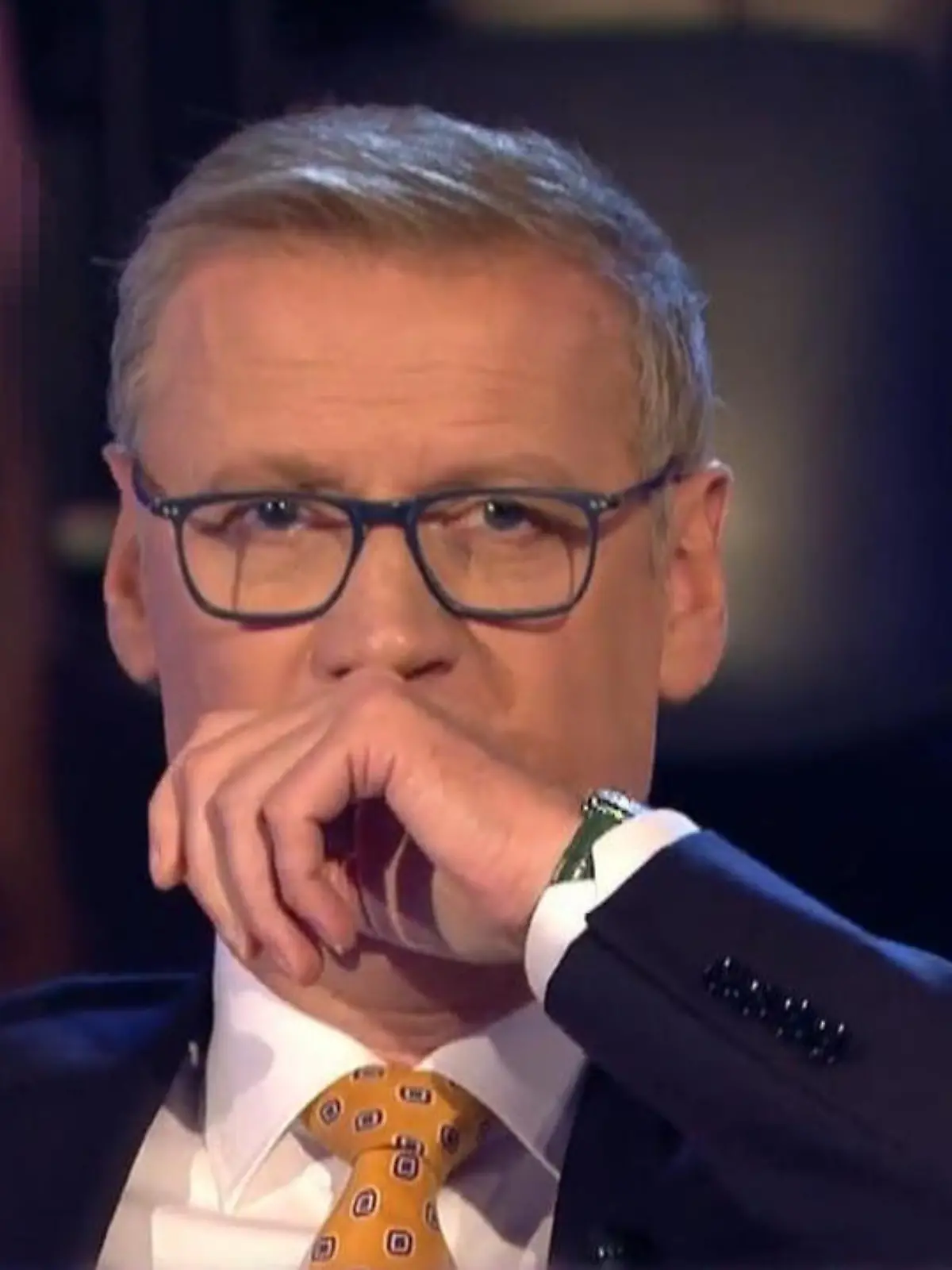 Als er seine Zuschauer in die Werbepause schicken will, redet sich "Wer wird Millionär?"-Moderator Günther Jauch beinahe um Kopf und Kragen