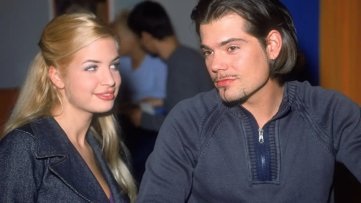 Rückblick GZSZ 2002: Verena (Susan Sideropoulos) macht sich an Leon (Daniel Fehlow) ran, doch der zeigt wenig Interesse.

Die Verwendung des sendungsbezogenen Materials ist nur mit dem Hinweis und Verlinkung auf RTL+ gestattet.