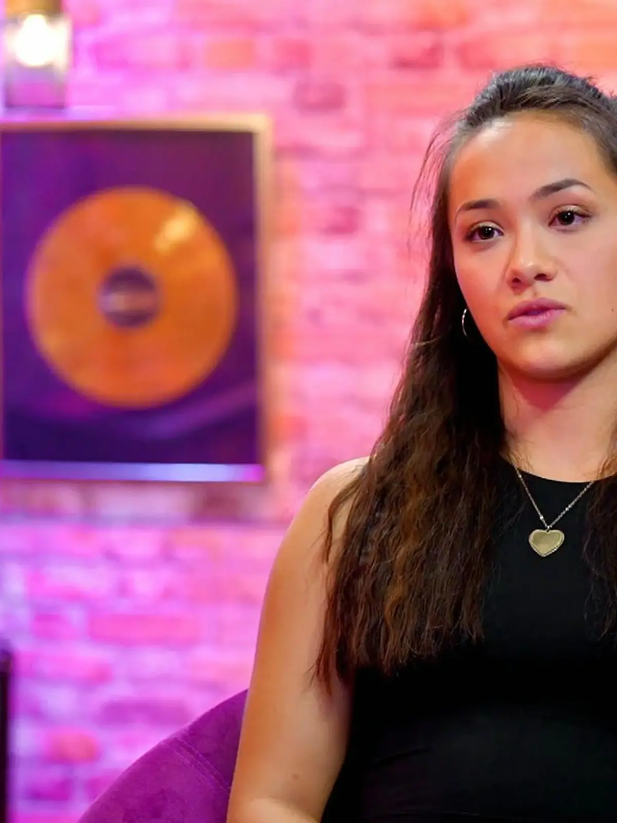 Kim ist nach eigener Ansage ein „Wettkampfschwein“ und singt bei DSDS auf Sieg. Das liegt vielleicht auch daran. dass sie als ehemalige Leistungsturnerin den Wettstreit braucht, wie andere die Luft zum atmen.