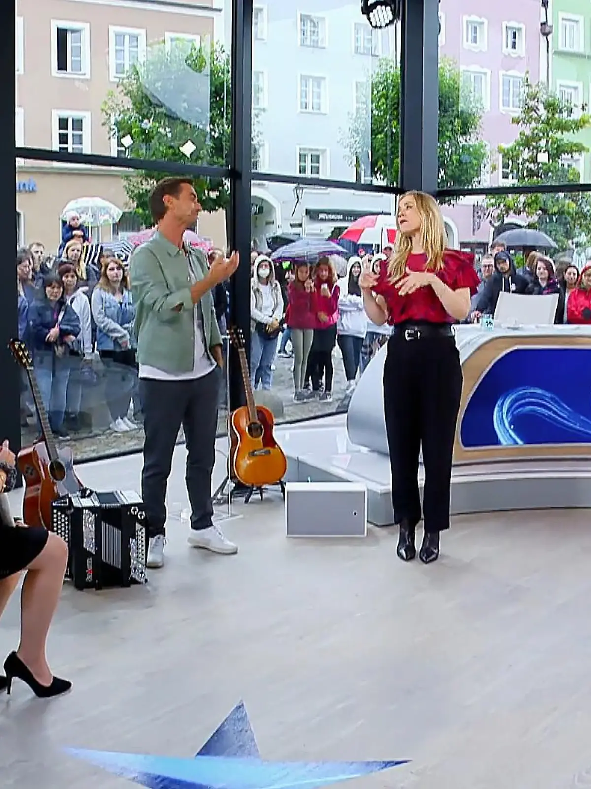 „Schlager machen mich glücklich“. Mit dieser Ansage macht sich die 19-jährige Corina auf den Weg zur DSDS-Jury. Zur Sicherheit hat sie ihr liebstes Instrument dabei: Das Akkordeon.