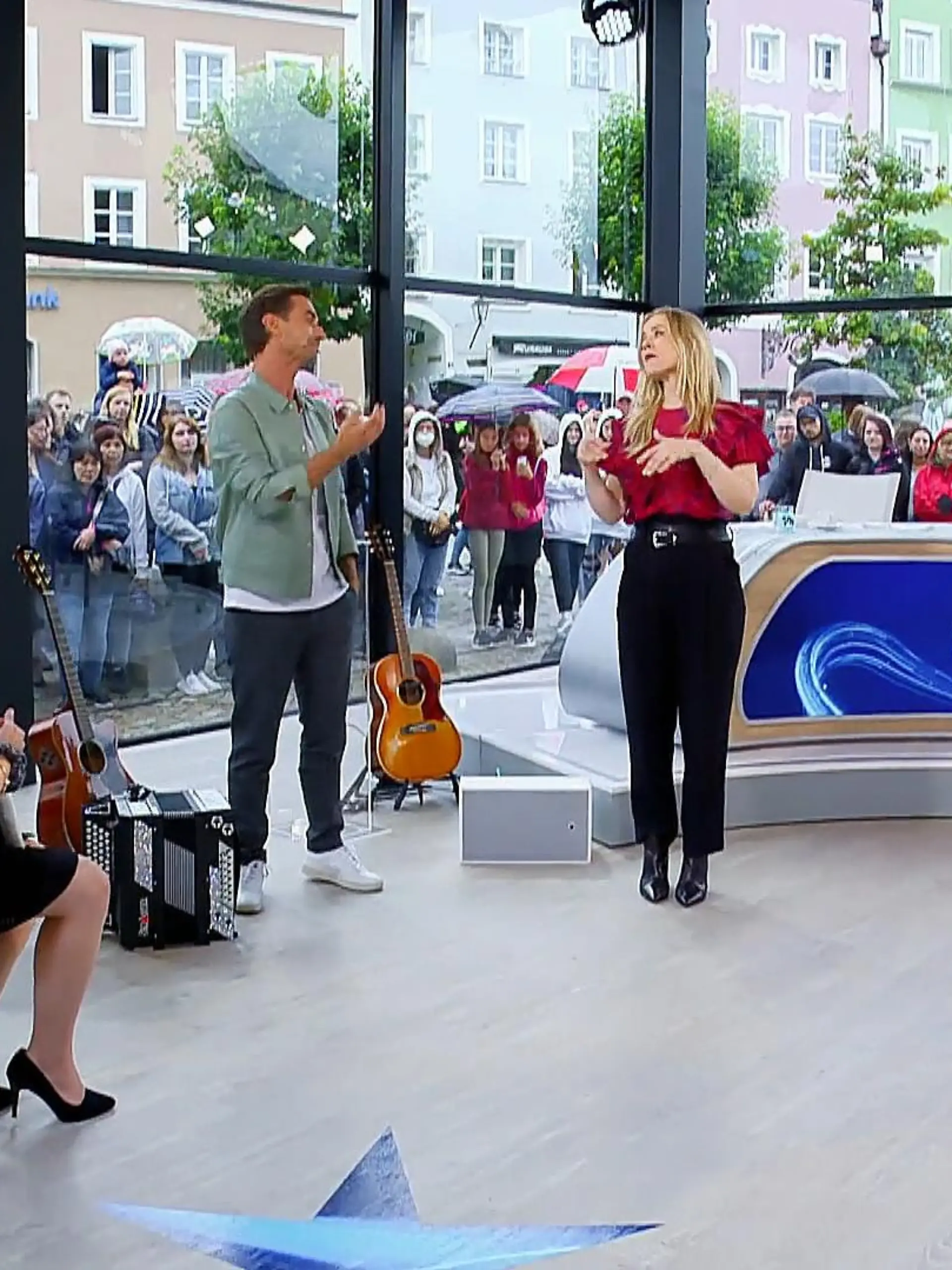 „Schlager machen mich glücklich“. Mit dieser Ansage macht sich die 19-jährige Corina auf den Weg zur DSDS-Jury. Zur Sicherheit hat sie ihr liebstes Instrument dabei: Das Akkordeon.