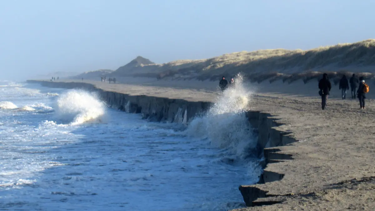 05.01.2022, Niedersachsen, Langeoog: Die vergangenen Sturmfluten führen auf der Insel Langeoog zu sichtbaren Sandverlusten am Strand. Die leichten Sturmfluten der vergangenen Tage haben laut Niedersächsischen Landesbetriebs für Wasserwirtschaft, Küsten- und Naturschutz (NLWKN) im Mittel zu fünf Meter breiten Verlusten geführt. Foto: Klaus Kremer/Langeoog News/dpa +++ dpa-Bildfunk +++