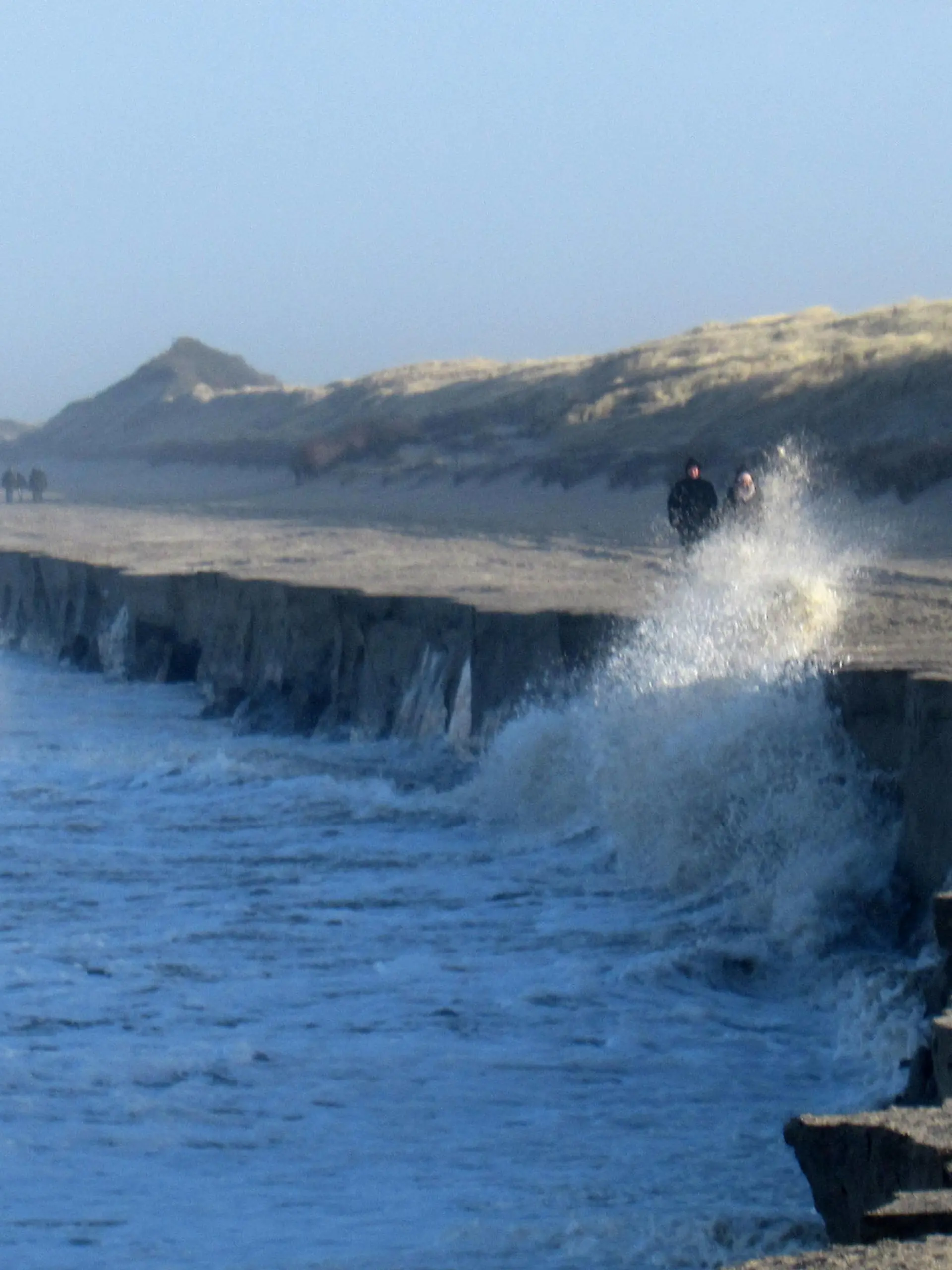 05.01.2022, Niedersachsen, Langeoog: Die vergangenen Sturmfluten führen auf der Insel Langeoog zu sichtbaren Sandverlusten am Strand. Die leichten Sturmfluten der vergangenen Tage haben laut Niedersächsischen Landesbetriebs für Wasserwirtschaft, Küsten- und Naturschutz (NLWKN) im Mittel zu fünf Meter breiten Verlusten geführt. Foto: Klaus Kremer/Langeoog News/dpa +++ dpa-Bildfunk +++