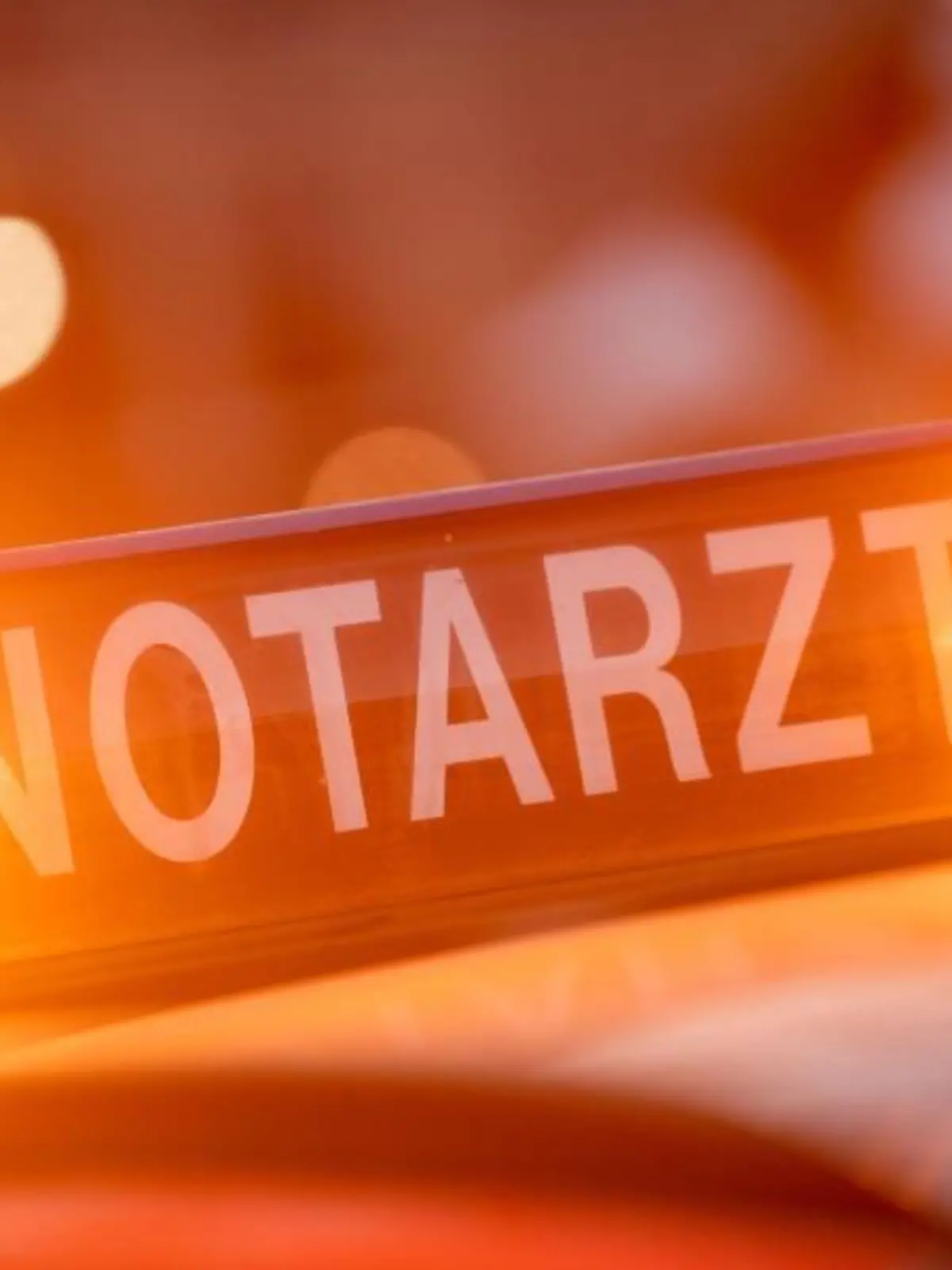 Ein Dachschild mit der Aufschrift "Notarzt"