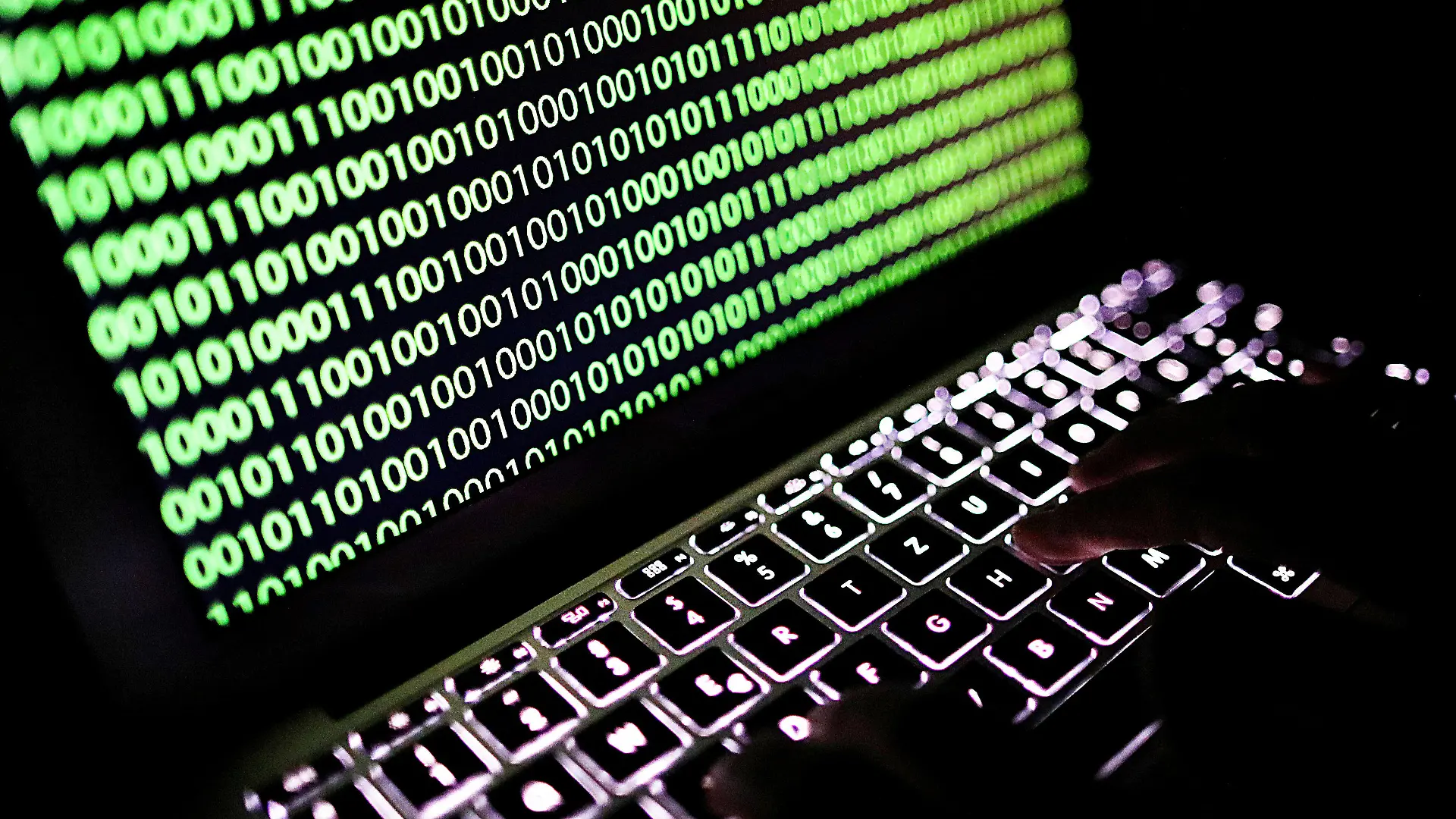 ARCHIV - 19.05.2017, Nordrhein-Westfalen, Köln: ILLUSTRATION - Auf dem Bildschirm eines Laptops ist ein Binärcode zu sehen. Der Europäische Gerichtshof (EuGH) fällt eine wichtige Entscheidung zur Speicherung von Verbindungsdaten bei Telekommunikationsanbietern. Die Telekom Deutschland GmbH und die SpaceNet AG wollen feststellen lassen, dass sie nicht verpflichtet sind, bestimmte Daten ihrer Kundinnen und Kunden auf Vorrat zu speichern. Foto: Oliver Berg/dpa +++ dpa-Bildfunk +++