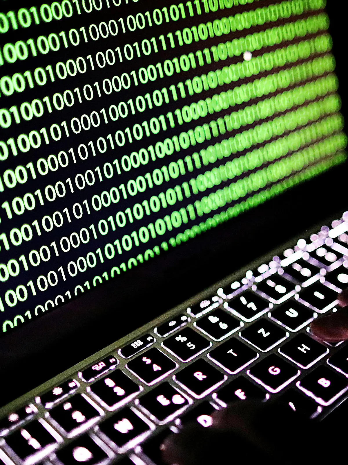 ARCHIV - 19.05.2017, Nordrhein-Westfalen, Köln: ILLUSTRATION - Auf dem Bildschirm eines Laptops ist ein Binärcode zu sehen. Der Europäische Gerichtshof (EuGH) fällt eine wichtige Entscheidung zur Speicherung von Verbindungsdaten bei Telekommunikationsanbietern. Die Telekom Deutschland GmbH und die SpaceNet AG wollen feststellen lassen, dass sie nicht verpflichtet sind, bestimmte Daten ihrer Kundinnen und Kunden auf Vorrat zu speichern. Foto: Oliver Berg/dpa +++ dpa-Bildfunk +++