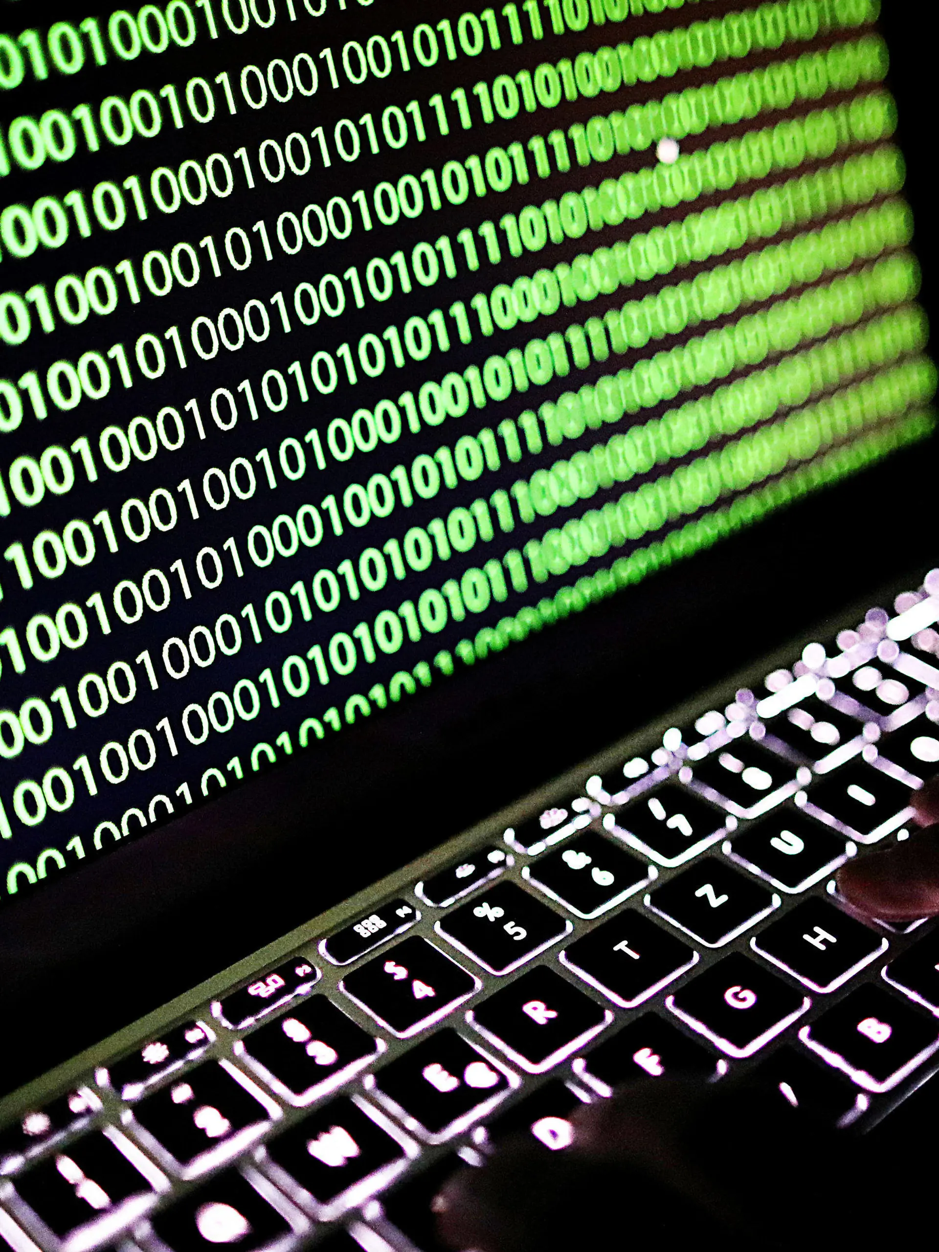 ARCHIV - 19.05.2017, Nordrhein-Westfalen, Köln: ILLUSTRATION - Auf dem Bildschirm eines Laptops ist ein Binärcode zu sehen. Der Europäische Gerichtshof (EuGH) fällt eine wichtige Entscheidung zur Speicherung von Verbindungsdaten bei Telekommunikationsanbietern. Die Telekom Deutschland GmbH und die SpaceNet AG wollen feststellen lassen, dass sie nicht verpflichtet sind, bestimmte Daten ihrer Kundinnen und Kunden auf Vorrat zu speichern. Foto: Oliver Berg/dpa +++ dpa-Bildfunk +++