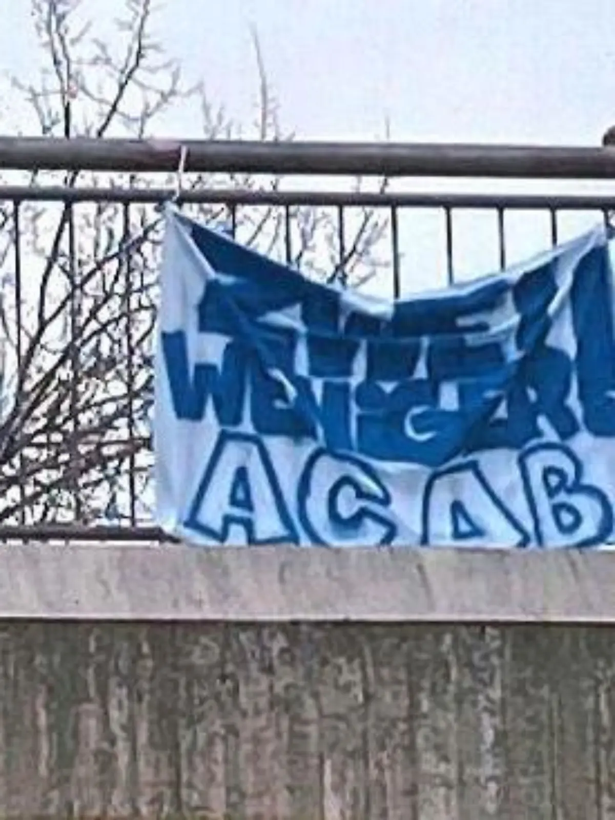 Dieser Banner hing einen Tag, nachdem bei Kusel zwei Polizisten erschossen wurde, auf dem Gelände der Universität Bremen.