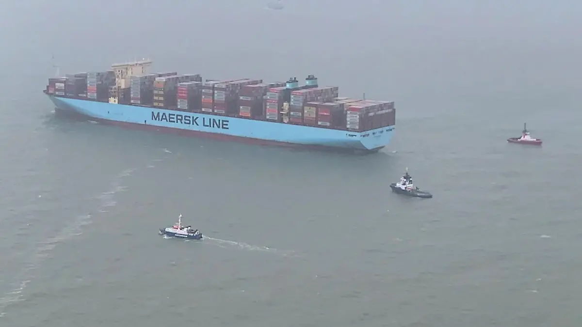 Seit der Nacht zu Donnerstag liegt das Containerschiff "Mumbai Maersk" vor Wangerooge.
