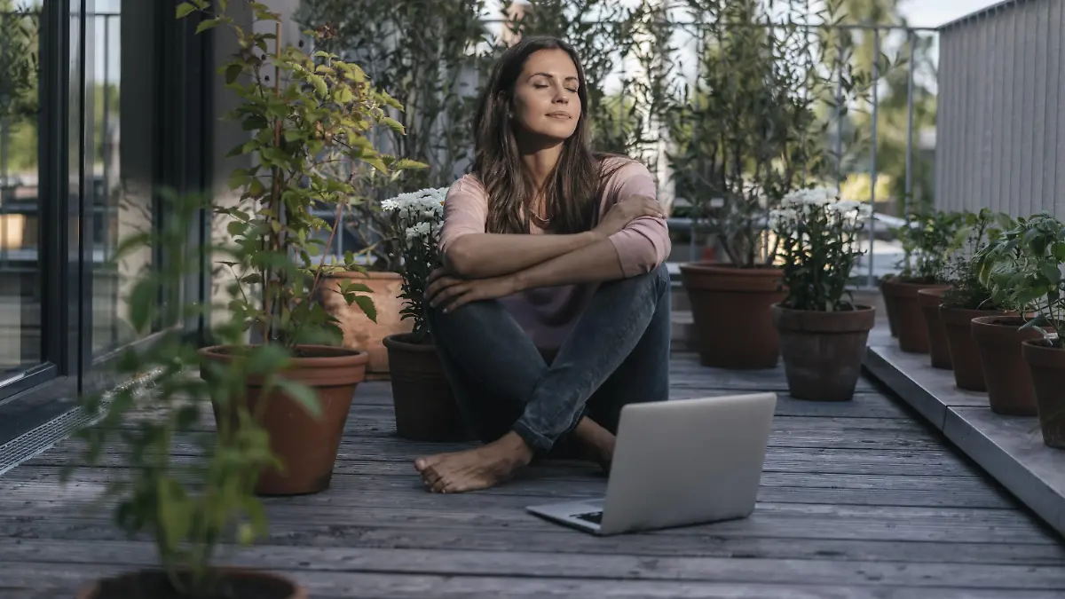 Woman with laptop sitting on balcony model released Symbolfoto property released PUBLICATIONxINxGERxSUIxAUTxHUNxONLY JOSF01622