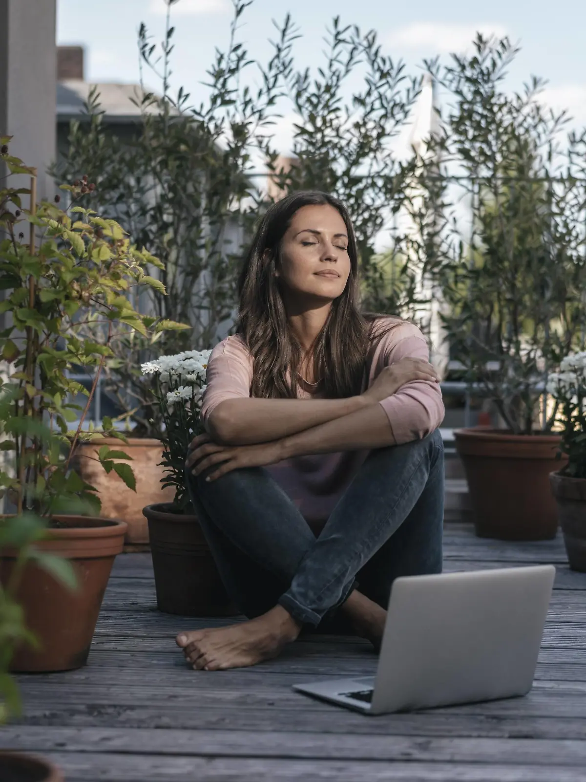 Woman with laptop sitting on balcony model released Symbolfoto property released PUBLICATIONxINxGERxSUIxAUTxHUNxONLY JOSF01622  
